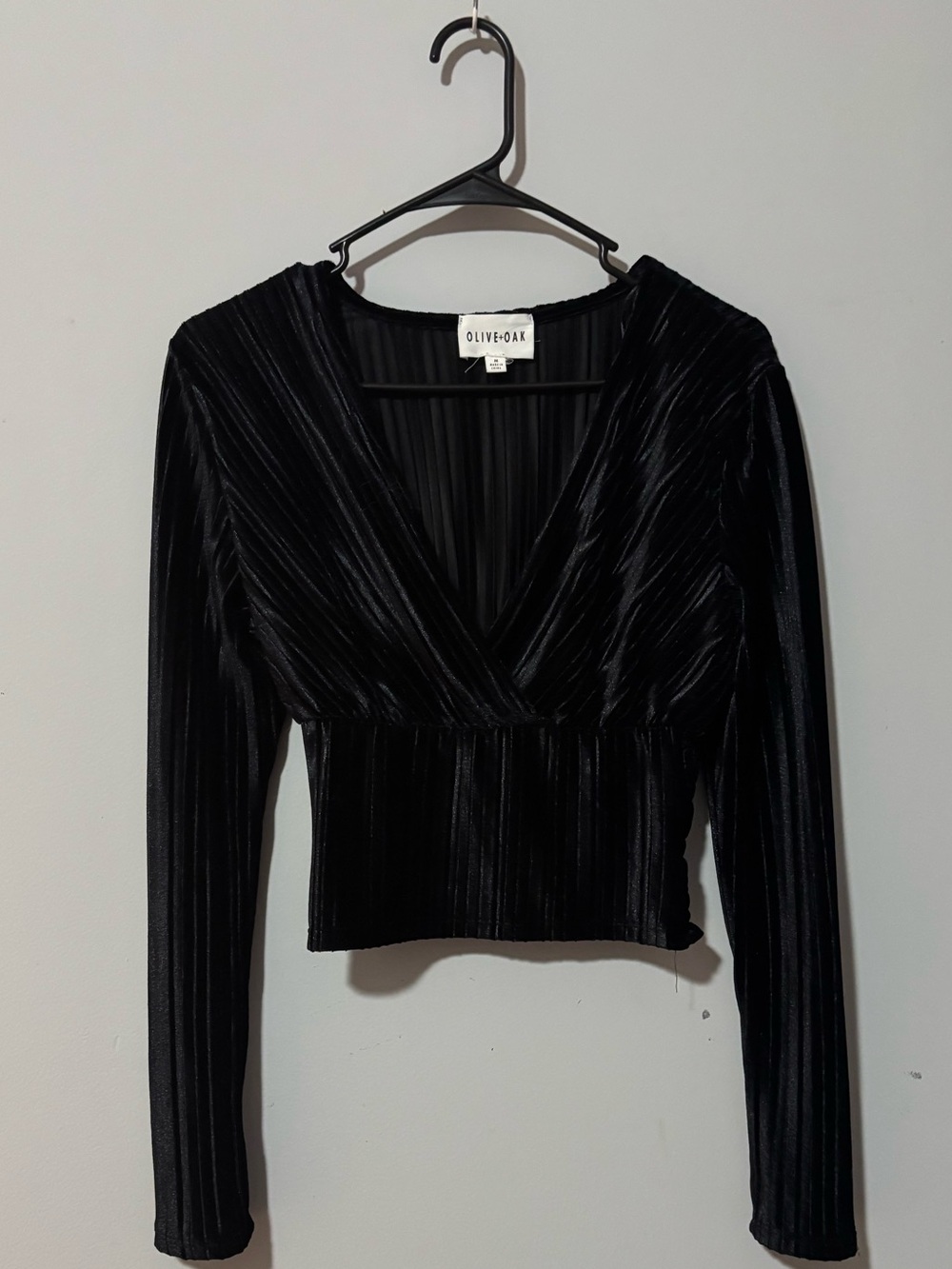 Olive & Oak Black Velvet Cropped V-Neck Top